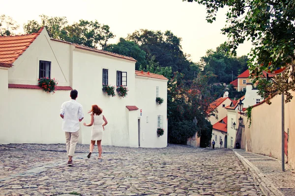 Jovem casal andando na cidade velha de Praga — Fotografia de Stock