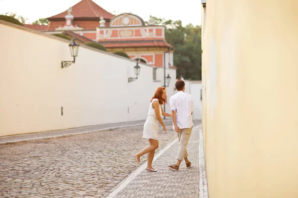 Ungt par promenader i gamla stan i Prag — Stockfoto