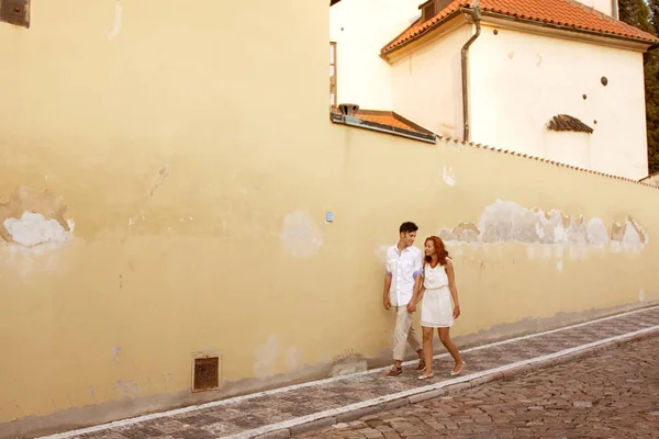 Ungt par promenader i gamla stan i Prag — Stockfoto