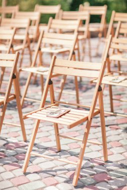 Güneşli havalarda tören için rustik düğün süslemeleri