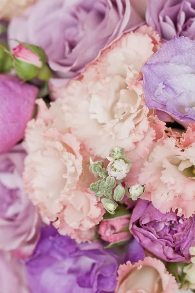 Svatební kytice, růžová pivoňka, orchidej a David Austin růže — Stock fotografie