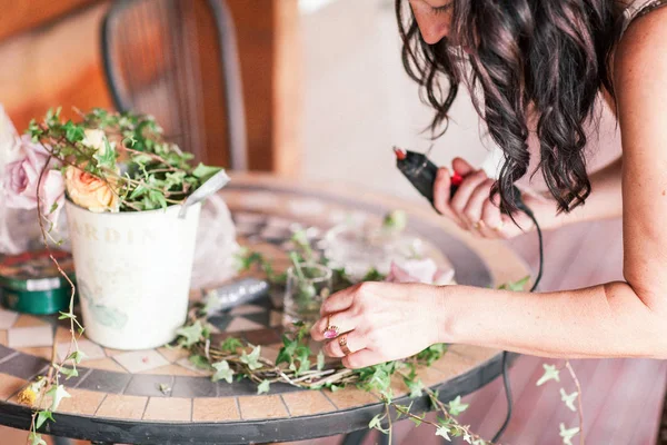 Florista no trabalho: mulher bonita fazendo moda buquê moderno de d — Fotografia de Stock