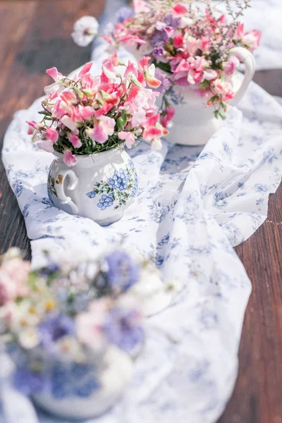 Decorações feitas de madeira e flores silvestres servidas no t festivo — Fotografia de Stock