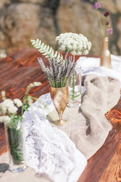 Decoraties gemaakt van hout en wilde bloemen geserveerd op de feestelijke t — Stockfoto