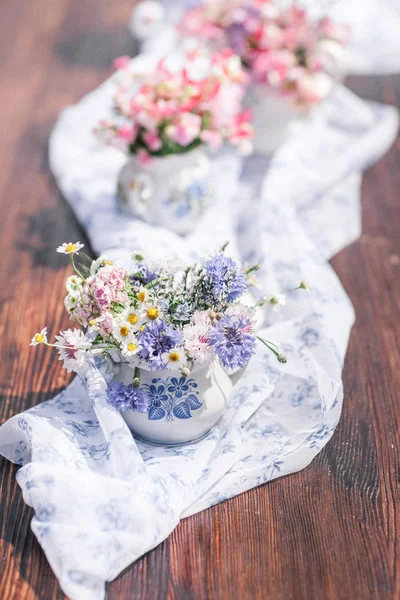 Decorations made of wood and wildflowers served on the festive t — Stock Photo, Image
