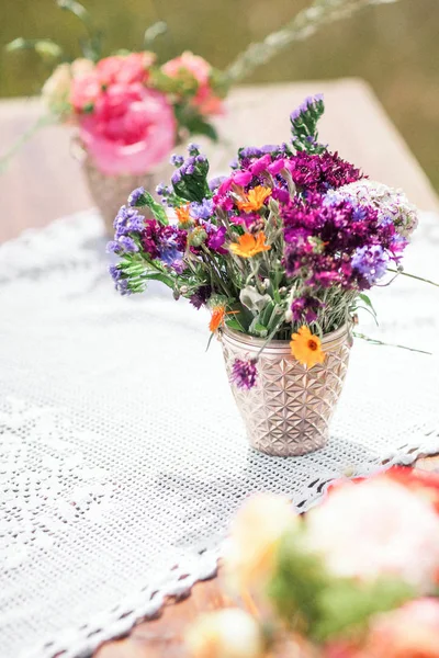 Decoraties gemaakt van hout en wilde bloemen geserveerd op de feestelijke t — Stockfoto