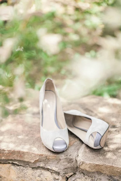 Close-up of female high-heeled shoes over nature background — Stock Photo, Image