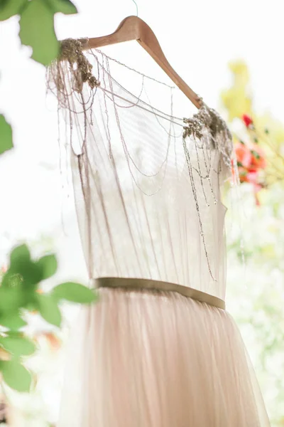 Vestido de noiva pendurado na Rotunda em Blooming Garden. Casamento Ru — Fotografia de Stock