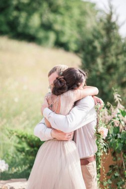 Kız bir yeşil gelinlik ve takım elbise ve standi sakallı adam