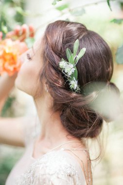 Gelin parkta. Kız dans açıktır. Saç 