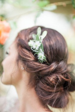 Gelin parkta. Kız dans açıktır. Saç 