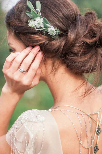 Bride in the park. The girl is turned, dancing. The hair of the — Stock Photo, Image