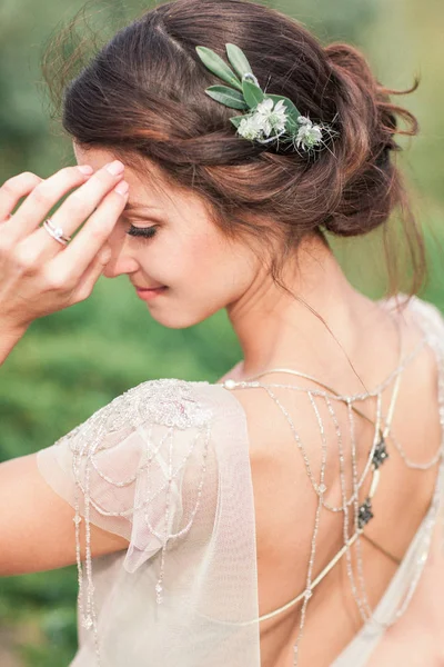 Mariée dans le parc. La fille est retournée, dansant. Les cheveux de la — Photo