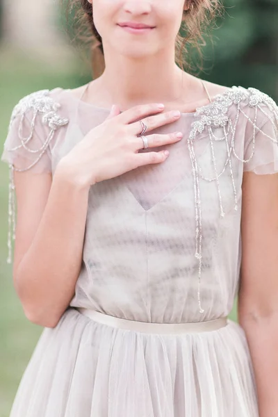 Foto der Braut von hinten, Hochzeitskleid auf einem Mädchen, das b — Stockfoto