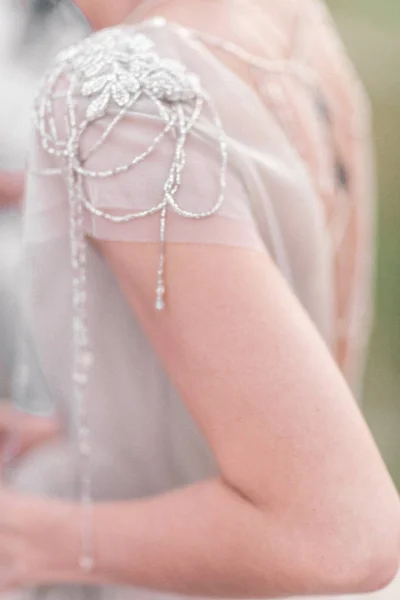 Foto av bruden från ryggen, bröllop klänning på en flicka, b — Stockfoto