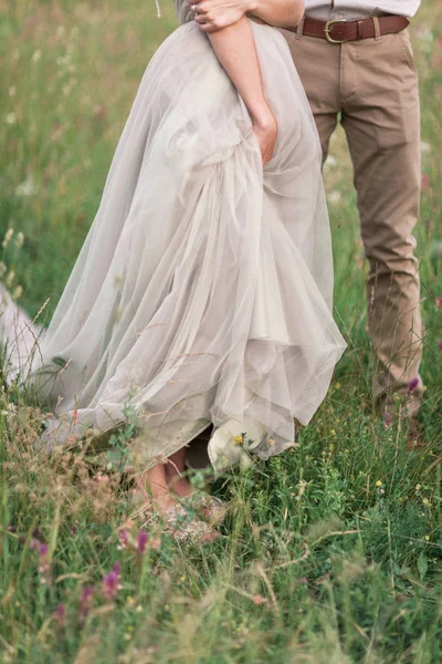 花と緑の花束と結婚式の服装でカップル — ストック写真