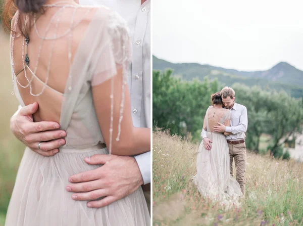 Pareja en traje de novia con un ramo de flores y vegetación — Foto de Stock