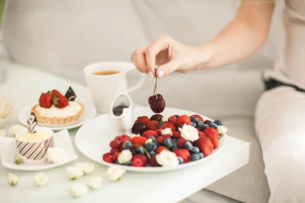 Desayuno saludable con frutas —  Fotos de Stock