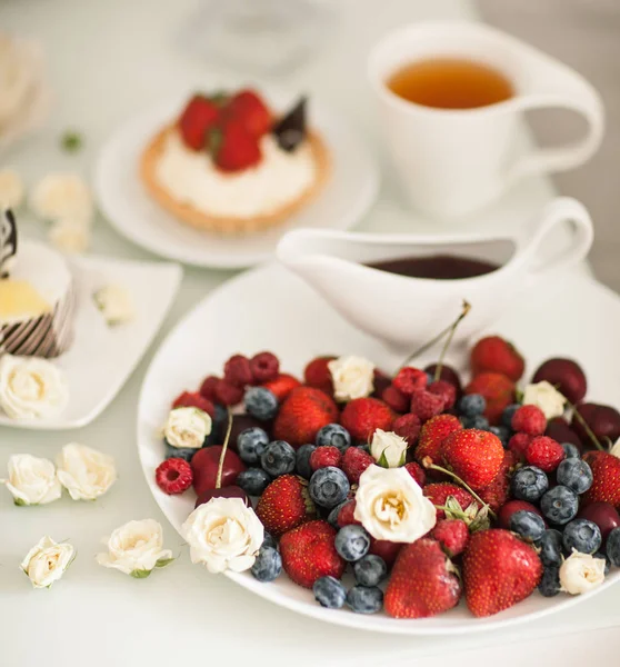 Healthy breakfast with fruits — Stock Photo, Image