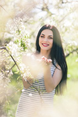 Açık renk elbiseli güzel bir esmer kadın portresi kulüpler