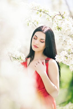 Açık renk elbiseli güzel bir esmer kadın portresi kulüpler