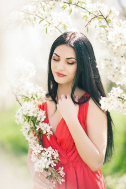 Açık renk elbiseli güzel bir esmer kadın portresi kulüpler