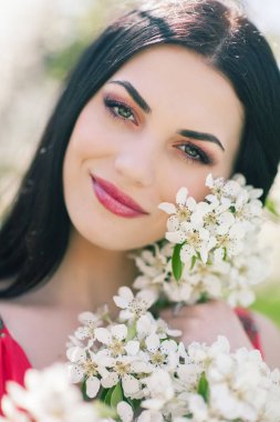 Açık renk elbiseli güzel bir esmer kadın portresi kulüpler