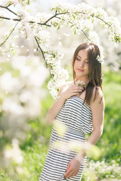 Venkovní portrét krásné bruneta ženy v barevných šatech jsem — Stock fotografie