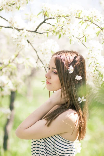 Ritratto all'aperto di una bella donna bruna in abito a colori am — Foto Stock