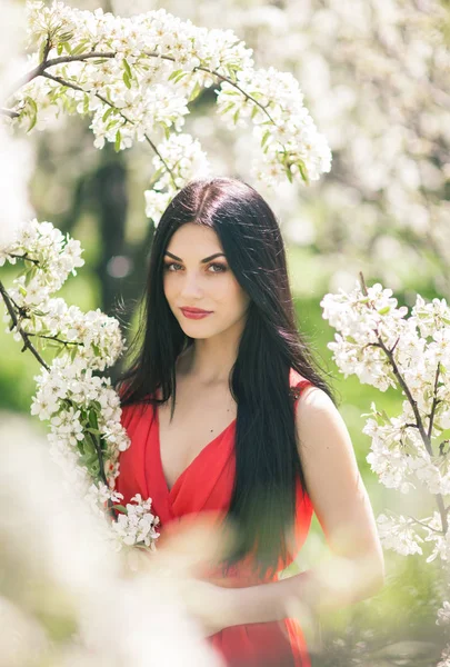 Retrato al aire libre de una hermosa mujer morena en vestido de color am —  Fotos de Stock