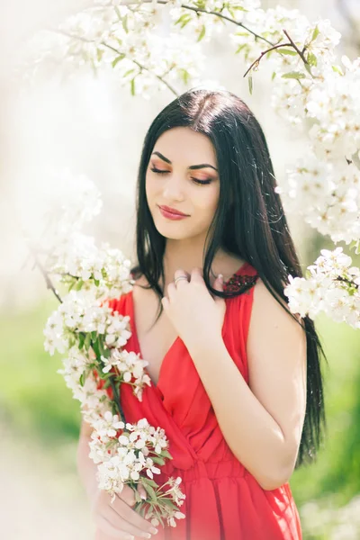 Açık renk elbiseli güzel bir esmer kadın portresi kulüpler