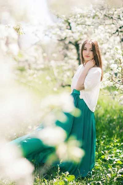 Außenporträt einer schönen brünetten Frau in farbigem Kleid — Stockfoto