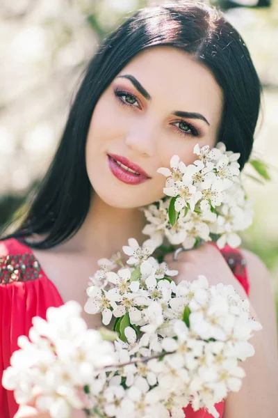 Außenporträt einer schönen brünetten Frau in farbigem Kleid — Stockfoto