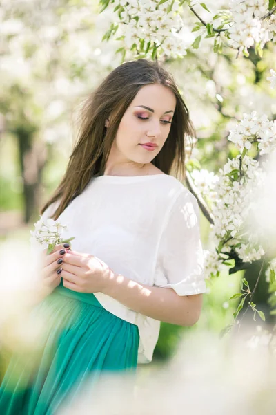 Außenporträt einer schönen brünetten Frau in farbigem Kleid — Stockfoto