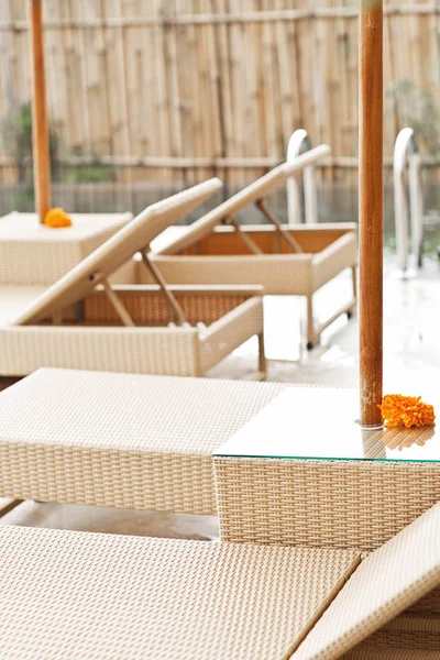 Luxury swimming pool and deck chair at the resort — Stock Photo, Image