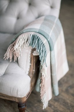 Natürmort ayrıntıları, yün gri kareli retro vintage ahşap Divan