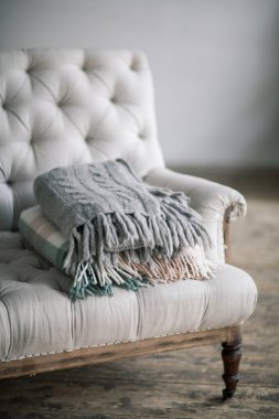 Natürmort ayrıntıları, yün gri kareli retro vintage ahşap Divan