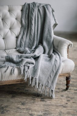 Natürmort ayrıntıları, yün gri kareli retro vintage ahşap Divan