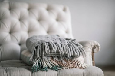 Natürmort ayrıntıları, yün gri kareli retro vintage ahşap Divan