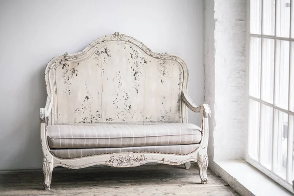 Klasycznym stylu białe tkaniny sofa w pokój w stylu vintage. Biały starej ba — Zdjęcie stockowe