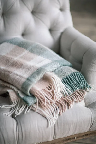 Natürmort ayrıntıları, yün gri kareli retro vintage ahşap Divan