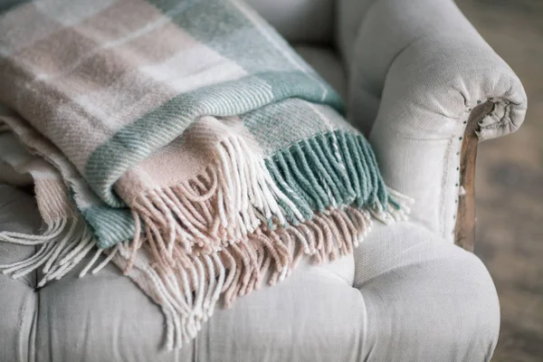 Natürmort ayrıntıları, yün gri kareli retro vintage ahşap Divan