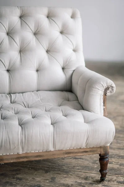 Sofá de estilo clásico textil blanco en habitación vintage. Blanco viejo ba — Foto de Stock