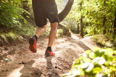 siluet bacak ve ayaklarda aşırı çapraz ülke adam r kadar kapatın