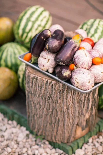 Группа свежих овощей и фруктов на больших дровах — стоковое фото