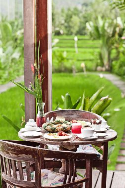 Ahşap masa güzel manzaralı terasta leziz ve sağlıklı bir kahvaltı