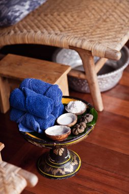 Spa ya da sağlık ayarı. Deniz tuzu kase, havlu ve scrab