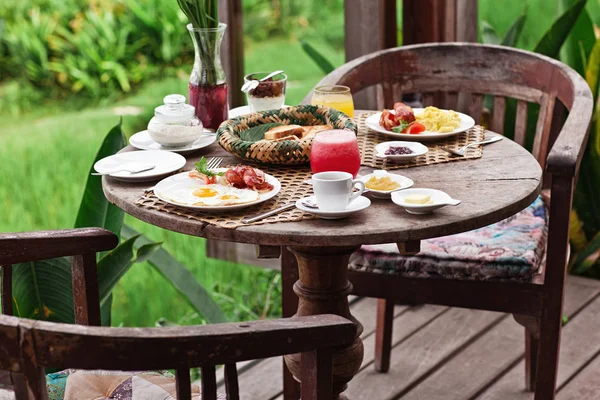 美しい景色と木製のテーブルの上のテラスで美味しく健康的な朝食 — ストック写真