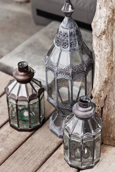 Vecchie lampade vintage in metallo nero in grigio esterno. Arredo esterno — Foto Stock