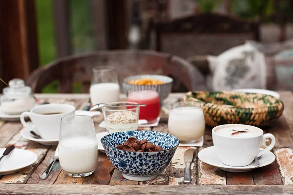 Pequeno-almoço gostoso e saudável no terraço na mesa de madeira com bela vista — Fotografia de Stock